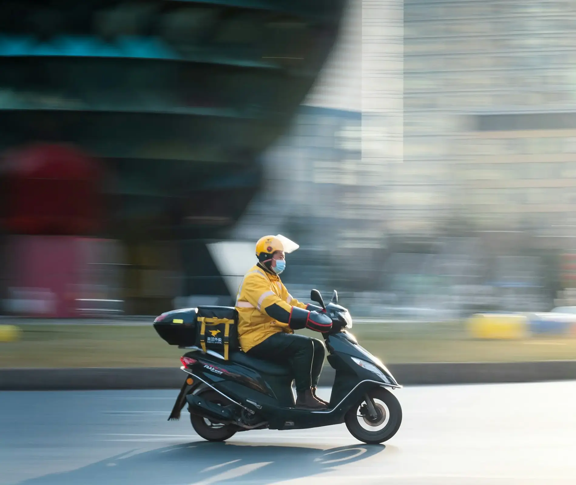 Курьер выполняет доставку в городе