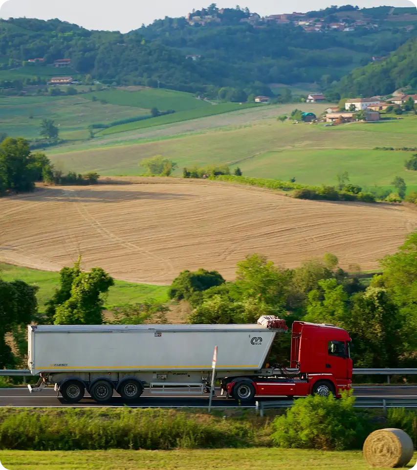 Грузовой транспорт едет по трассе